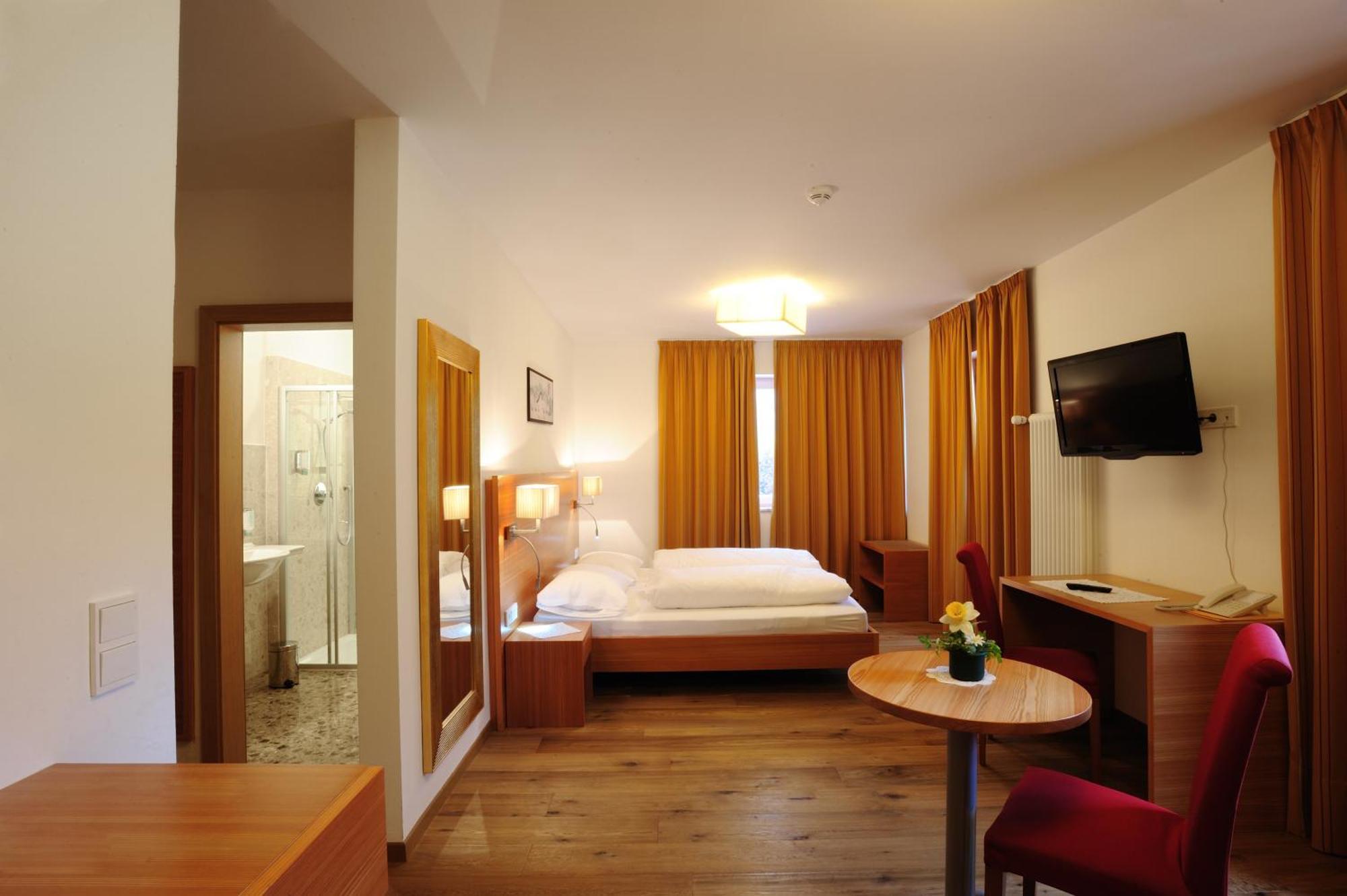 Hotel Teutschhaus Cortina Sulla Strada del Vino Buitenkant foto