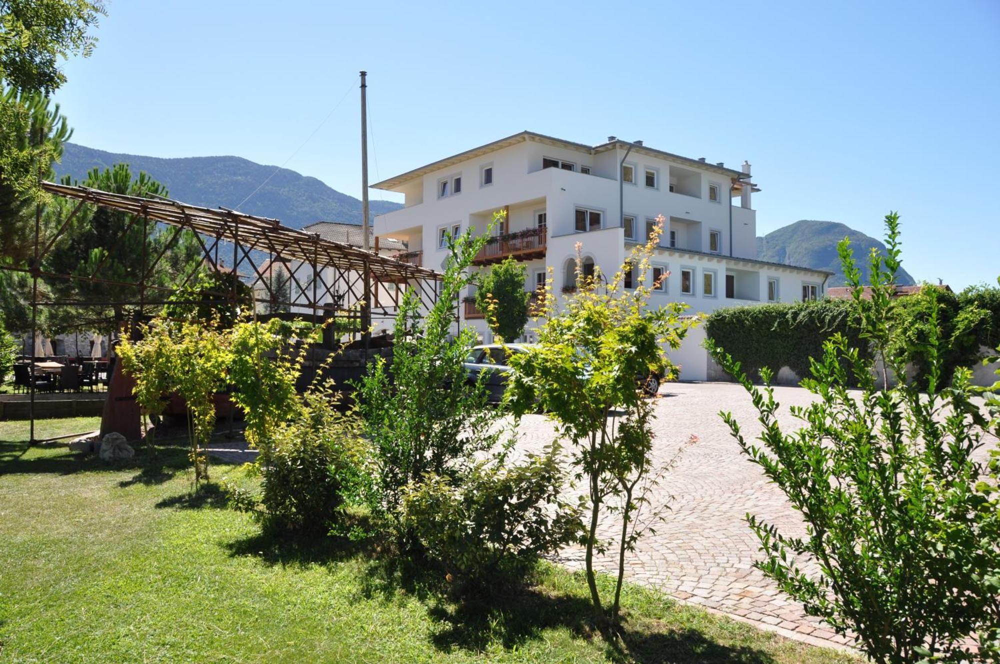 Hotel Teutschhaus Cortina Sulla Strada del Vino Buitenkant foto