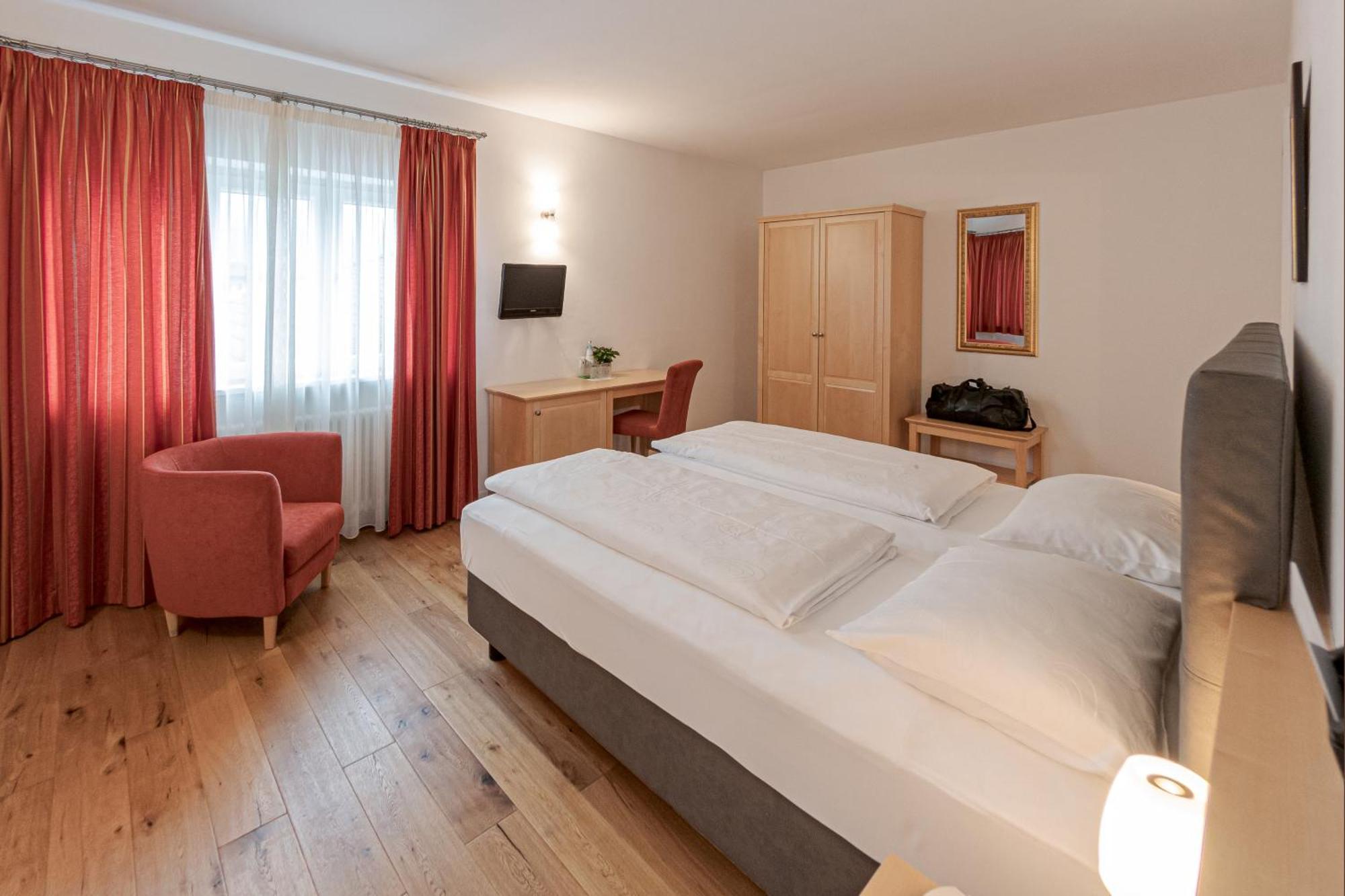 Hotel Teutschhaus Cortina Sulla Strada del Vino Buitenkant foto