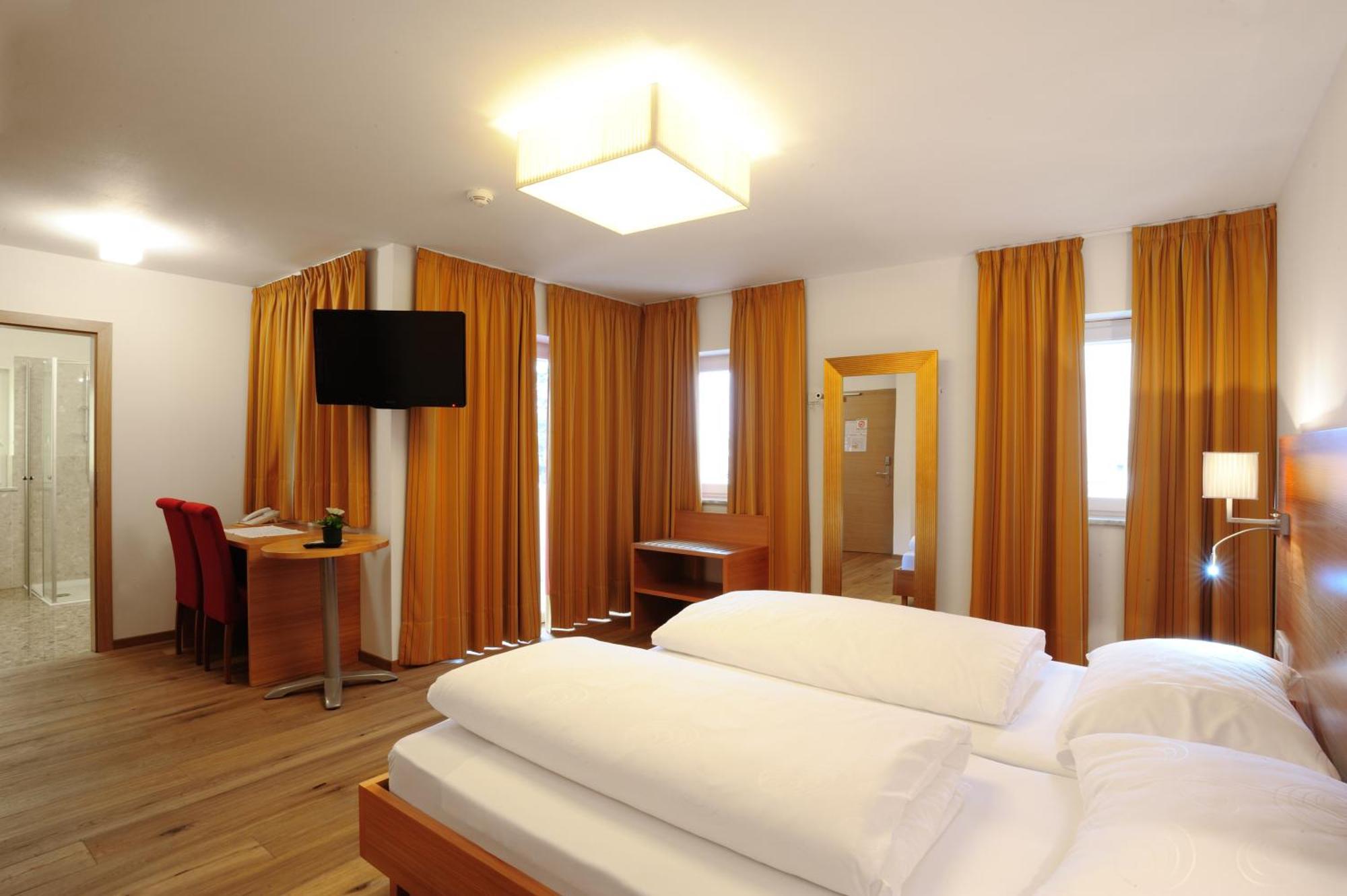 Hotel Teutschhaus Cortina Sulla Strada del Vino Buitenkant foto