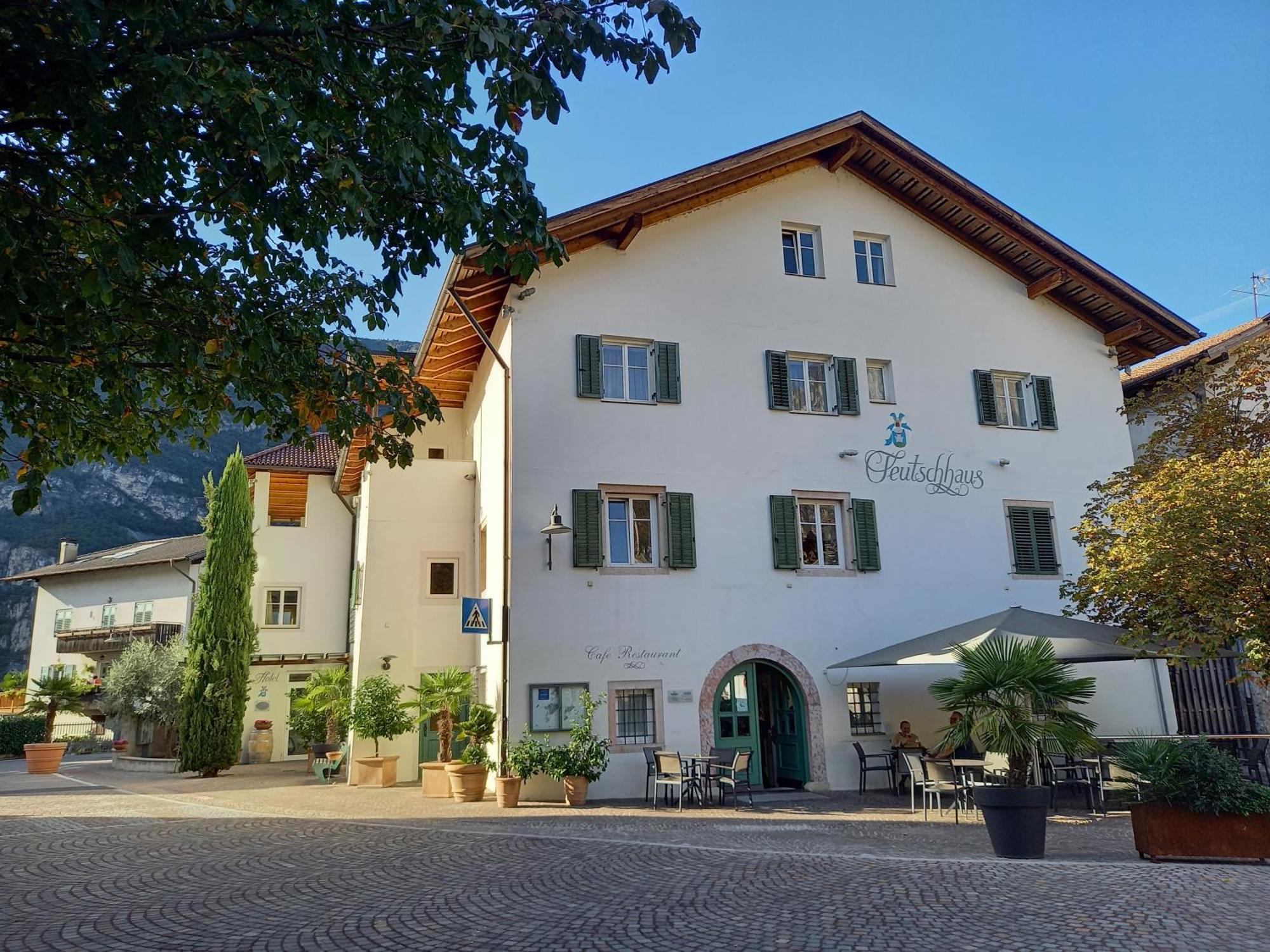 Hotel Teutschhaus Cortina Sulla Strada del Vino Buitenkant foto