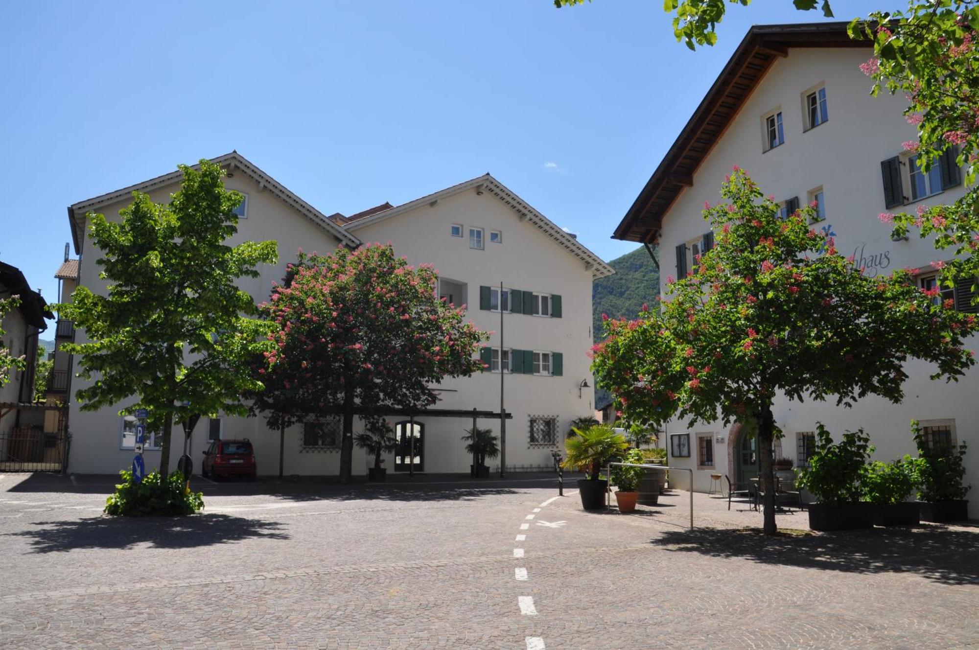 Hotel Teutschhaus Cortina Sulla Strada del Vino Buitenkant foto