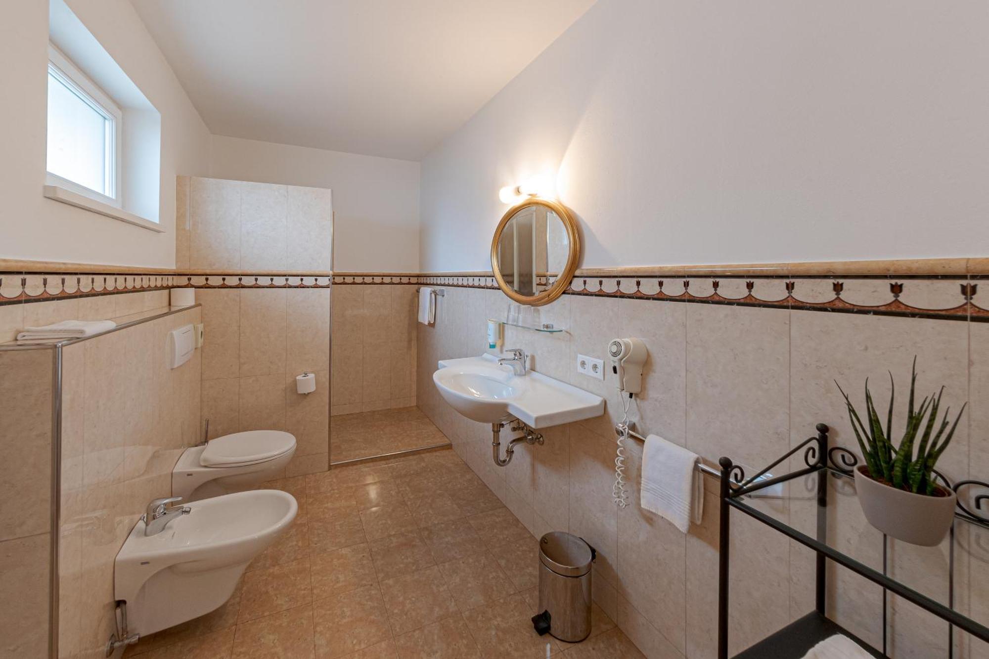 Hotel Teutschhaus Cortina Sulla Strada del Vino Kamer foto
