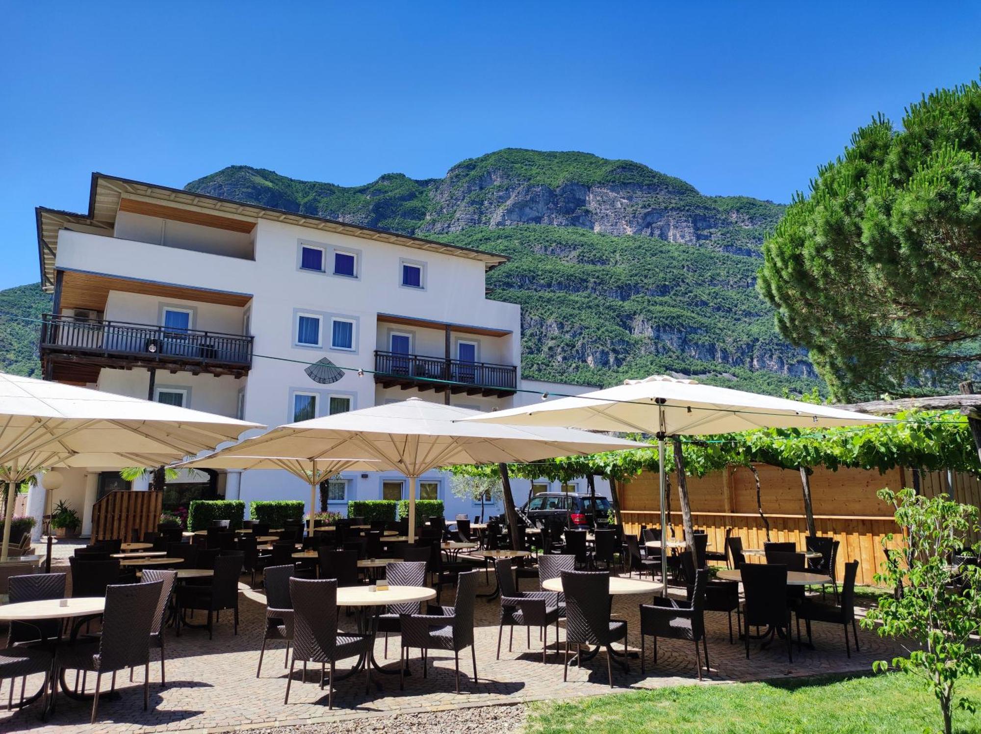Hotel Teutschhaus Cortina Sulla Strada del Vino Buitenkant foto