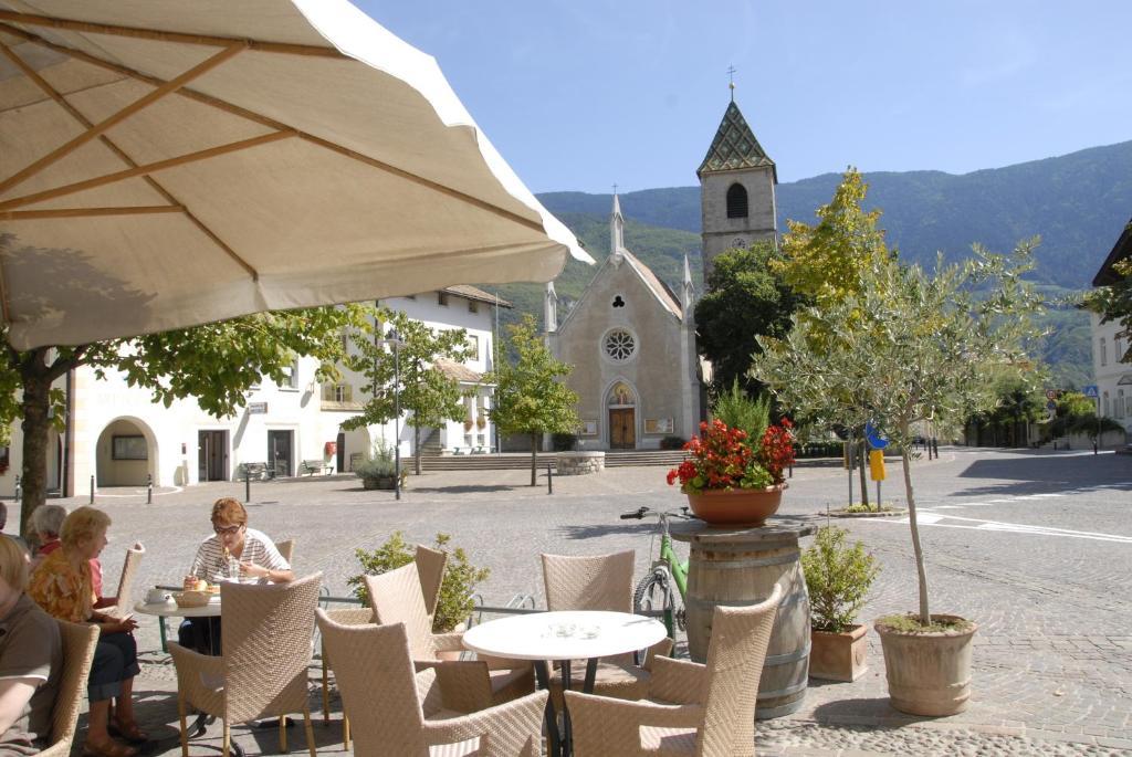 Hotel Teutschhaus Cortina Sulla Strada del Vino Buitenkant foto
