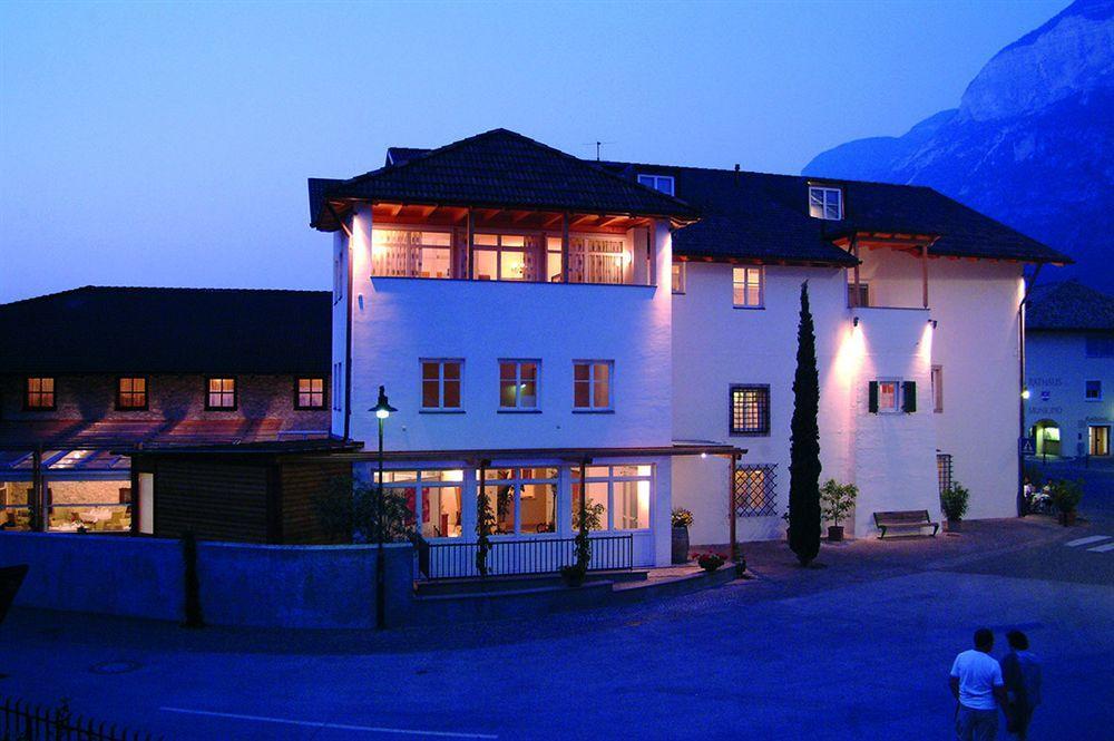 Hotel Teutschhaus Cortina Sulla Strada del Vino Buitenkant foto