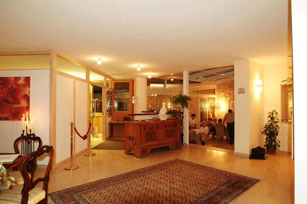 Hotel Teutschhaus Cortina Sulla Strada del Vino Buitenkant foto