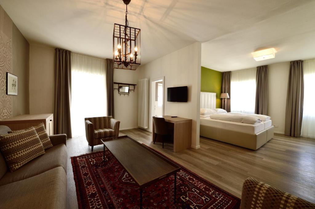 Hotel Teutschhaus Cortina Sulla Strada del Vino Buitenkant foto