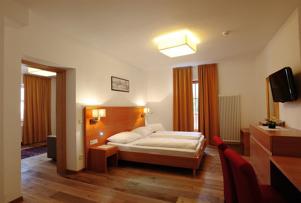 Hotel Teutschhaus Cortina Sulla Strada del Vino Buitenkant foto